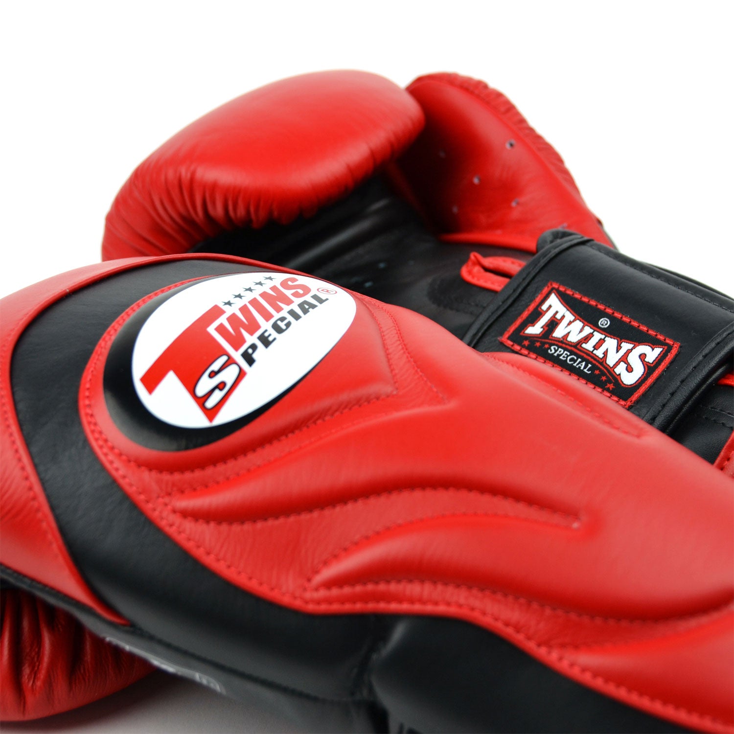 bgvl6-twins-long-cuff-boxing-gloves-red-black-2