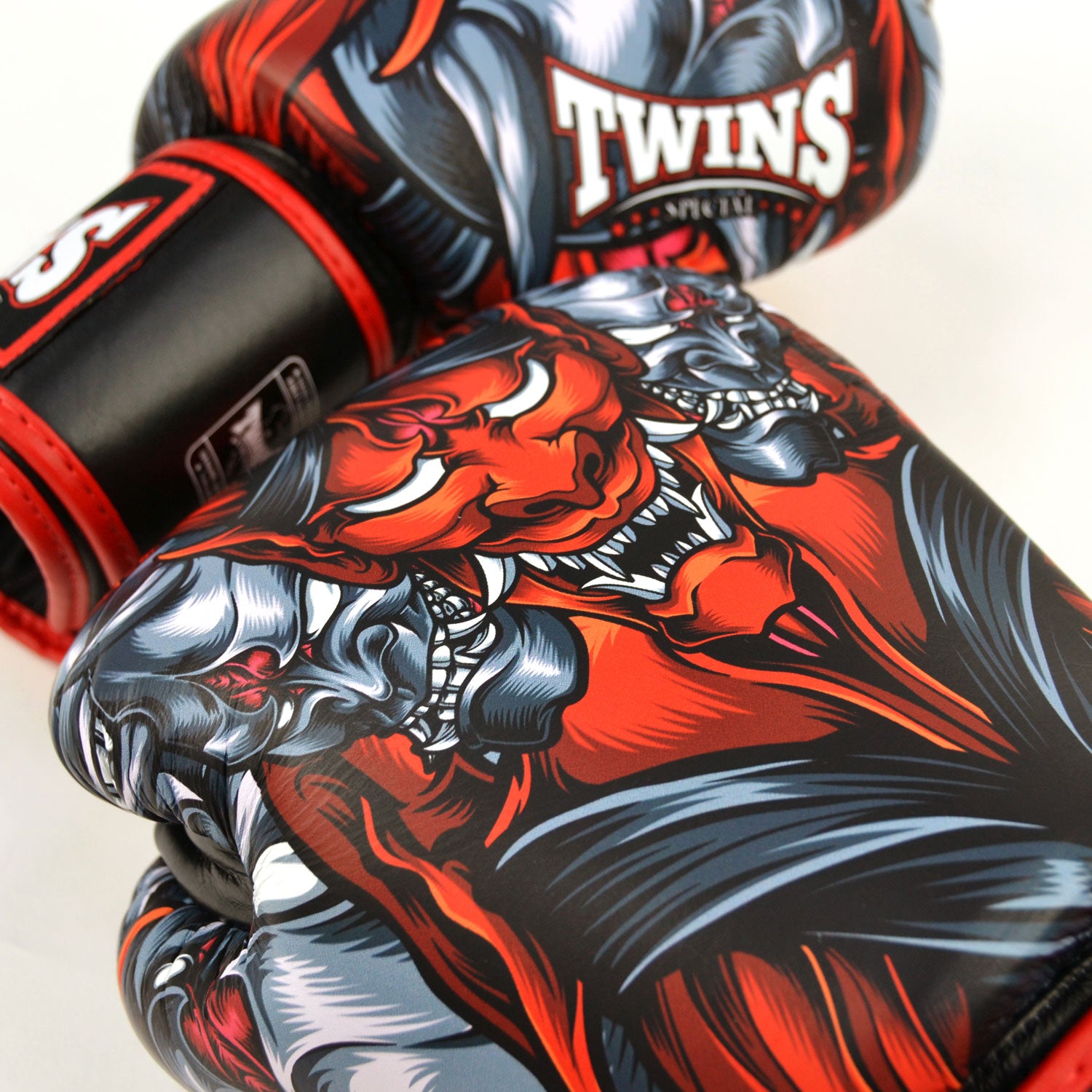 fbgvl3-58-twins-kabuki-boxing-gloves-black-red-2