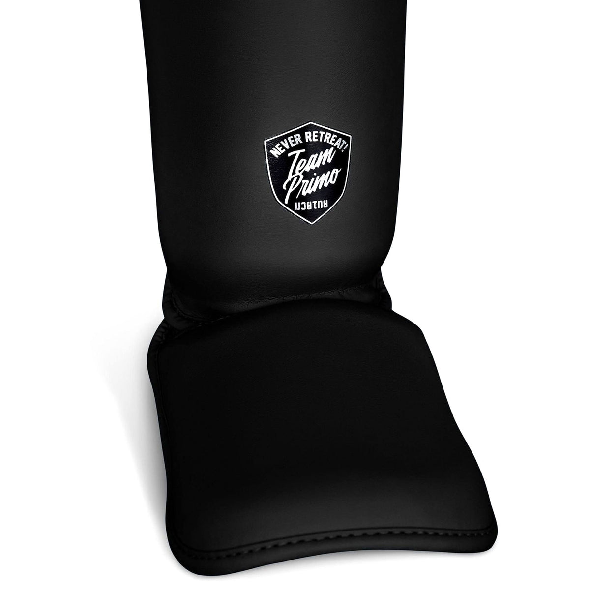 Black knee pad with 'Team Primo' logo on a white background